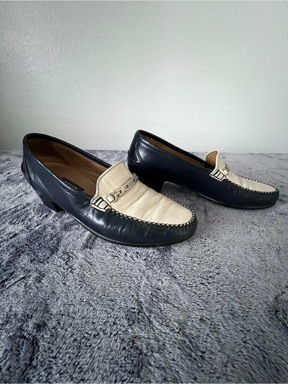 Vintage Bally Kauai Men’s 8M Navy Cream Leather Horsebit Loafers Made in Italy